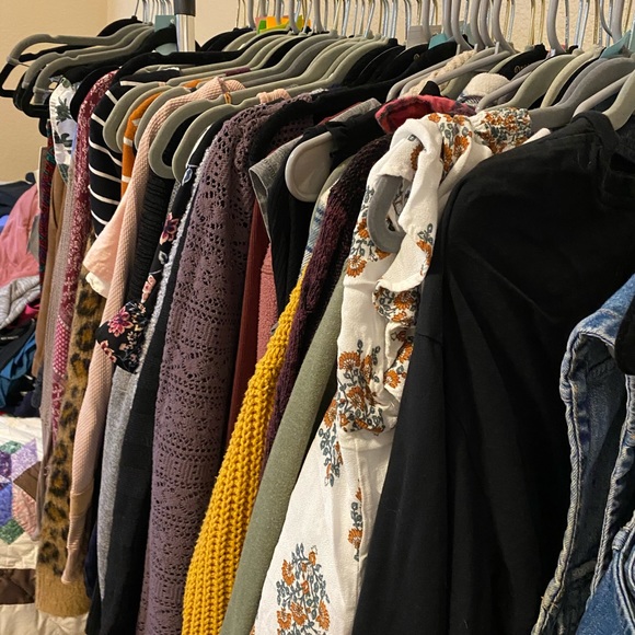 Reseller Mystery Box 8-15 items! - Picture 4 of 5